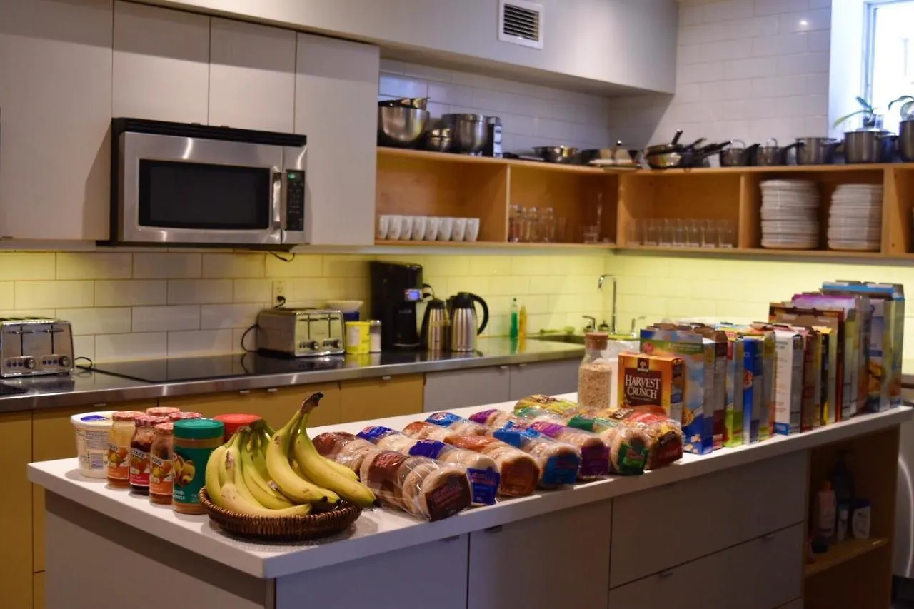 Planet Traveler Hostel Toronto 0*,  Canada